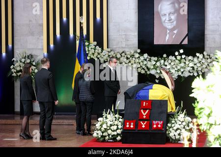 Die Familie des ersten Präsidenten ist in der Nähe des Sarges mit der Leiche von Leonid Krawtschuk in Kiew, Ukraine, am 17. Mai 2022 zu sehen. Dutzende von Politikern, Künstlern, Wissenschaftlern und Durchschnittsbürgern nehmen an der Abschiedszeremonie Teil, nachdem der erste Präsident der Unabhängigen Ukraine, Leonid Kravchuk, am 10. Mai 2022 in München starb. (Foto von Sergii Chartschenko/NurPhoto) Stockfoto