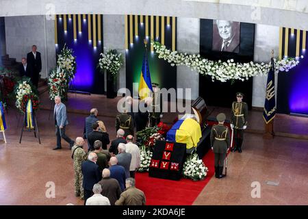 In Kiew, Ukraine, am 17. Mai 2022, legen Menschen Blumen in der Nähe des Sarges mit dem Leichnam von Leonid Krawtschuk. Dutzende von Politikern, Künstlern, Wissenschaftlern und Durchschnittsbürgern nehmen an der Abschiedszeremonie Teil, nachdem der erste Präsident der Unabhängigen Ukraine, Leonid Kravchuk, am 10. Mai 2022 in München starb. (Foto von Sergii Chartschenko/NurPhoto) Stockfoto