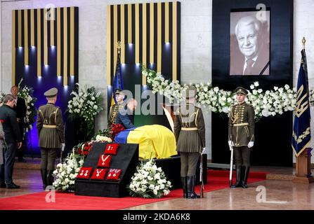 In Kiew, Ukraine, am 17. Mai 2022, legen Menschen Blumen in der Nähe des Sarges mit dem Leichnam von Leonid Krawtschuk. Dutzende von Politikern, Künstlern, Wissenschaftlern und Durchschnittsbürgern nehmen an der Abschiedszeremonie Teil, nachdem der erste Präsident der Unabhängigen Ukraine, Leonid Kravchuk, am 10. Mai 2022 in München starb. (Foto von Sergii Chartschenko/NurPhoto) Stockfoto