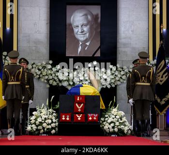 In Kiew, Ukraine, am 17. Mai 2022, legen Menschen Blumen in der Nähe des Sarges mit dem Leichnam von Leonid Krawtschuk. Dutzende von Politikern, Künstlern, Wissenschaftlern und Durchschnittsbürgern nehmen an der Abschiedszeremonie Teil, nachdem der erste Präsident der Unabhängigen Ukraine, Leonid Kravchuk, am 10. Mai 2022 in München starb. (Foto von Sergii Chartschenko/NurPhoto) Stockfoto