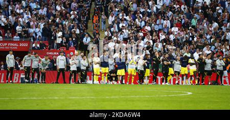 Chelsea-Manager Thomas Tuchel (LINKS) MIT SEINEM RÜCKENPERSONAL BEIM POKALFINALE zwischen Chelsea und Liverpool im Wembley Stadium, London, Großbritannien, 14.. Mai 2022 (Foto by Action Foto Sport/NurPhoto) Stockfoto