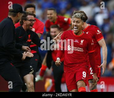 Liverpools Roberto Firmino feiert, nachdem Liverpools Kostas Tsimikas beim Elfmeterschießen während des FA Cup Finales zwischen Chelsea und Liverpool im Wembley Stadium, London, Großbritannien, 14.. Mai 2022 das Tor erzielte (Foto von Action Foto Sport/NurPhoto) Stockfoto