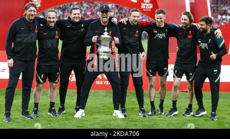 Liverpool-Manager Jurgen Klopp (MITTE) hält den FA Cup mit seinem Rückenpersonal nach dem Elfmeterschießen von 6-5 auf der Seite nach einem Unentschieden von 0-0 in Normalzeit FA Cup Finale zwischen Chelsea und Liverpool im Wembley Stadium, London, UK 14. May , 2022 (Foto by Action Foto Sport/NurPhoto) Stockfoto