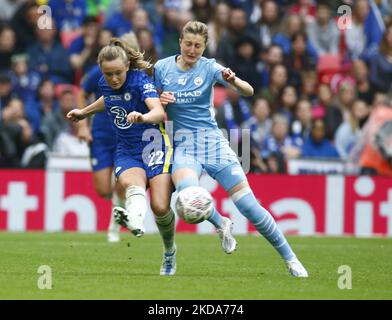 LONDON, ENGLAND - MAI 15:L-R Chelsea Women Erin Cuthbert und Ellen White von Manchester City WFC beim FA Cup-Finale der Frauen zwischen Chelsea Women und Manchester City Women im Wembley Stadium, London, Großbritannien 15.. Mai 2022 (Foto by Action Foto Sport/NurPhoto) Stockfoto