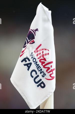 LONDON, ENGLAND - 15. MAI: Eckfahne zeigt Vitality Women's FA Cup während des Frauen-FA-Cup-Finales zwischen Chelsea Women und Manchester City Women im Wembley Stadium, London, UK 15.. Mai 2022 (Foto von Action Foto Sport/NurPhoto) Stockfoto