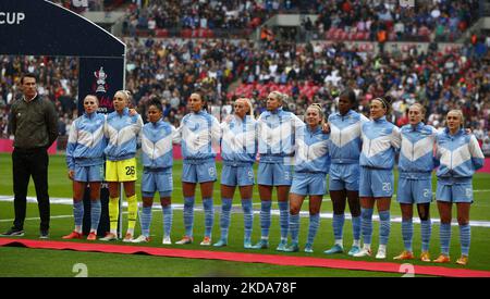 LONDON, ENGLAND - MAI 15:L-R Gareth Taylor Manager von Manchester City WFC Alex Greenwood von Manchester City WFC Ellie Roebuck von Manchester City WFC Demi Stokes von Manchester City WFC Caroline Weir von Manchester City WFC Chloe Kelly von Manchester City WFC Alanna Kennedy von Manchester City WFC Lauren Hemp of Manchester City WFC Khadija Shaw of Manchester City WFC Lucy Bronze of Manchester City WFC Keira Walsh of Manchester City WFC und Georgia Stanway of Manchester City WFC vor dem FA Cup-Finale der Frauen zwischen den Chelsea Women und den Manchester City Women im Wembley Stadium , London, Großbritannien 15.. Mai , Stockfoto