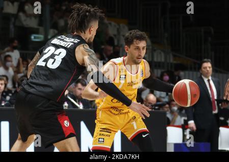 Davide Moretti (Carpegna Prosciutto Pesaro) im Spiel 2 des Viertelfinals der Meisterschaft Playoffs&#XA;Italienische Basketball-Serie A1 Segafredo Virtus Bologna vs. Carpegna Prosciutto Pesaro in der Segafredo Arena in Bologna, am 17. Mai 2022. (Foto von Michele Nucci/LiveMedia/NurPhoto) Stockfoto