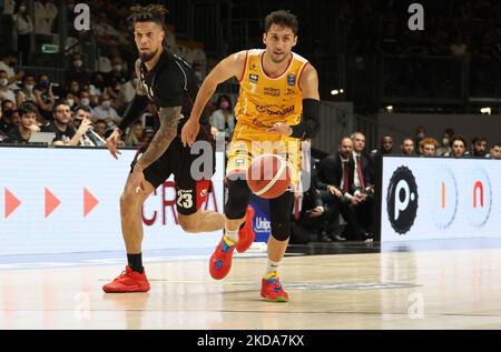 Davide Moretti (Carpegna Prosciutto Pesaro) im Spiel 2 des Viertelfinals der Meisterschaft Playoffs&#XA;Italienische Basketball-Serie A1 Segafredo Virtus Bologna vs. Carpegna Prosciutto Pesaro in der Segafredo Arena in Bologna, am 17. Mai 2022. (Foto von Michele Nucci/LiveMedia/NurPhoto) Stockfoto