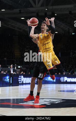 Davide Moretti (Carpegna Prosciutto Pesaro) im Spiel 2 des Viertelfinals der Meisterschaft Playoffs&#XA;Italienische Basketball-Serie A1 Segafredo Virtus Bologna vs. Carpegna Prosciutto Pesaro in der Segafredo Arena in Bologna, am 17. Mai 2022. (Foto von Michele Nucci/LiveMedia/NurPhoto) Stockfoto