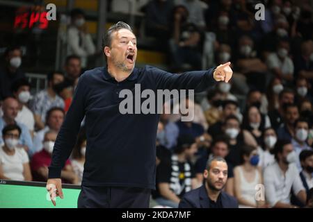 Luca Banchi (Cheftrainer von Carpegna Prosciutto Pesaro) während Spiel 2 des Viertelfinals der Meisterschaft Playoffs&#XA;Italienische Basketball-Serie A1 Segafredo Virtus Bologna vs. Carpegna Prosciutto Pesaro in der Segafredo Arena in Bologna, am 17. Mai 2022. (Foto von Michele Nucci/LiveMedia/NurPhoto) Stockfoto