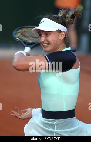 Victoria JIMENEZ KASINTSEVA (UND) während ihres Spiels gegen Carolina ALVES (BH). Carolina ALVES (BRA) gewinnt in der ersten Qualifikationsrunde von Roland Garros gegen Victoria JIMENEZ KASINTSEVA (UND). (Foto von Ibrahim Ezzat/NurPhoto) Stockfoto