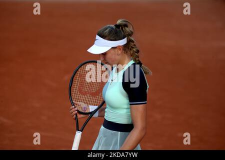 Victoria JIMENEZ KASINTSEVA (UND) während ihres Spiels gegen Carolina ALVES (BH). Carolina ALVES (BRA) gewinnt in der ersten Qualifikationsrunde von Roland Garros gegen Victoria JIMENEZ KASINTSEVA (UND). (Foto von Ibrahim Ezzat/NurPhoto) Stockfoto