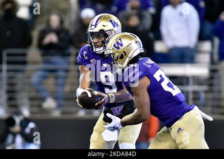 04. November 2022: Washington Huskies Quarterback Michael PeniX Jr. (9) gibt sich während des NCAA-Fußballspiels zwischen den Oregon State Beavers und Washington Huskies im Husky Stadium in Seattle, WA, aus. Washington besiegte den Staat Oregon 24-21. Steve Faber/CSM Stockfoto