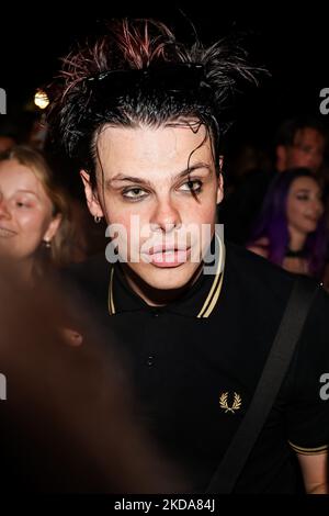 Yungblud tritt am 17. Mai 2022 in Mailand, Italien, auf der Straße im Arco della Pace auf (Foto: Alessandro Bremec/NurPhoto) Stockfoto