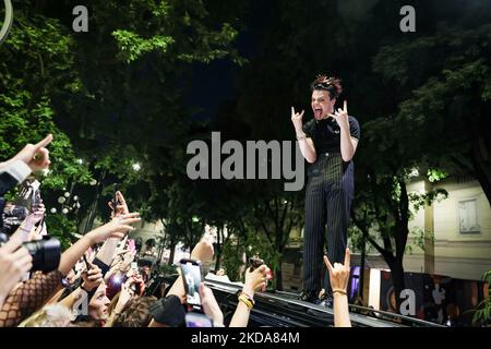 Yungblud tritt am 17. Mai 2022 in Mailand, Italien, auf der Straße im Arco della Pace auf (Foto: Alessandro Bremec/NurPhoto) Stockfoto