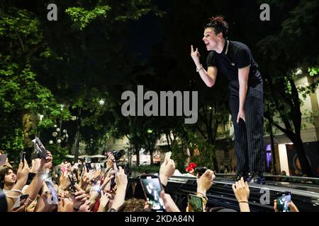 Yungblud tritt am 17. Mai 2022 in Mailand, Italien, auf der Straße im Arco della Pace auf (Foto: Alessandro Bremec/NurPhoto) Stockfoto