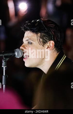 Yungblud tritt am 17. Mai 2022 in Mailand, Italien, auf der Straße im Arco della Pace auf (Foto: Alessandro Bremec/NurPhoto) Stockfoto