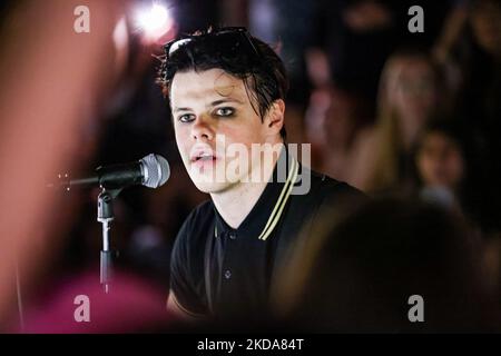 Yungblud tritt am 17. Mai 2022 in Mailand, Italien, auf der Straße im Arco della Pace auf (Foto: Alessandro Bremec/NurPhoto) Stockfoto