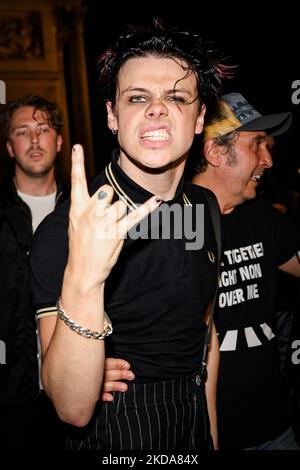 Yungblud tritt am 17. Mai 2022 in Mailand, Italien, auf der Straße im Arco della Pace auf (Foto: Alessandro Bremec/NurPhoto) Stockfoto