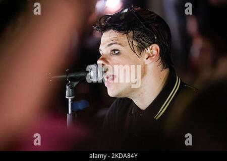 Yungblud tritt am 17. Mai 2022 in Mailand, Italien, auf der Straße im Arco della Pace auf (Foto: Alessandro Bremec/NurPhoto) Stockfoto