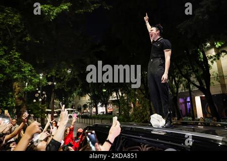 Yungblud tritt am 17. Mai 2022 in Mailand, Italien, auf der Straße im Arco della Pace auf (Foto: Alessandro Bremec/NurPhoto) Stockfoto