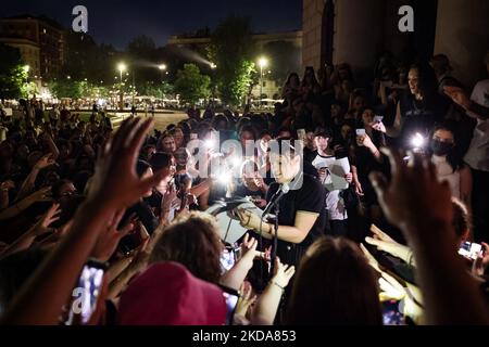 Yungblud tritt am 17. Mai 2022 in Mailand, Italien, auf der Straße im Arco della Pace auf (Foto: Alessandro Bremec/NurPhoto) Stockfoto