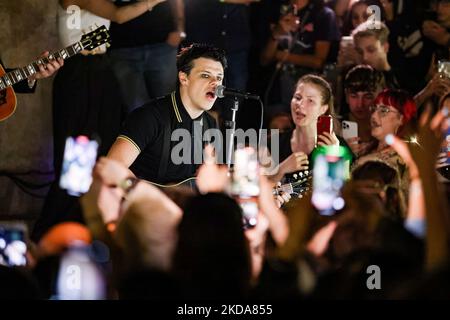 Yungblud tritt am 17. Mai 2022 in Mailand, Italien, auf der Straße im Arco della Pace auf (Foto: Alessandro Bremec/NurPhoto) Stockfoto