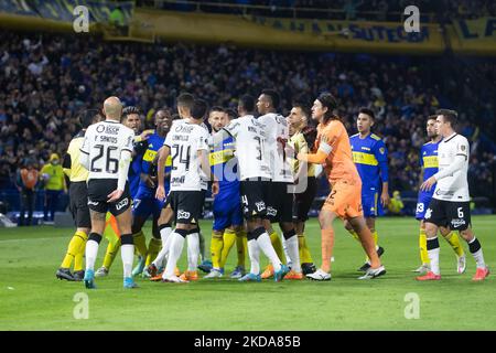 Spieler der brasilianischen Korinther und der argentinischen Boca Juniors streiten sich während eines Fußballmatches der Copa Libertadores gegen die brasilianischen Korinther im Bombonera-Stadion in Buenos Aires, Argentinien, 17. Mai 2022. (Foto von MatÃ­as Baglietto/NurPhoto) Stockfoto