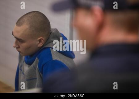 Der russische Soldat Wadim Schishimarin sitzt bei der Eröffnung seines Prozesses wegen Kriegsverbrechen, weil er am 18. Mai 2022 einen Zivilisten getötet hat, vor dem Solomyansky-Bezirksgericht in Kiew in der Box des Angeklagten. - Dem gefangenen Soldaten wird vorgeworfen, am 28. Februar in den ersten Tagen der russischen Offensive einen 62-jährigen Zivilisten - angeblich auf einem Fahrrad - in der Nähe des Dorfes Chupakhiwka in der nordöstlichen Sumy-Region der Ukraine getötet zu haben. Schishimarin bekannte sich schuldig und steht in Kiew vor einer möglichen lebenslangen Haftstrafe. (Foto von Oleksandr Khomenko/NurPhoto) Stockfoto