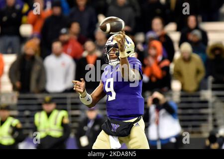 04. November 2022: Washington Huskies Quarterback Michael PeniX Jr. (9) wirft einen Pass während des NCAA-Fußballspiels zwischen den Oregon State Beavers und Washington Huskies im Husky Stadium in Seattle, WA. Washington besiegte den Staat Oregon 24-21. Steve Faber/CSM Stockfoto