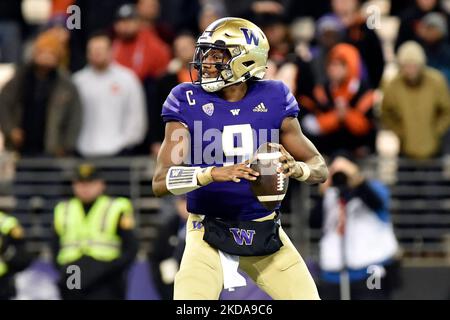 04. November 2022: Washington Huskies Quarterback Michael PeniX Jr. (9) sucht während des NCAA-Fußballspiels zwischen den Oregon State Beavers und Washington Huskies im Husky Stadium in Seattle, WA, nach einem Empfänger. Washington besiegte den Staat Oregon 24-21. Steve Faber/CSM Stockfoto