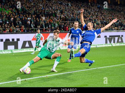 Von links nach rechts Niclas FUELLKRUG (Fullkrug) (HB), Henning MATRICIANI (GE), Action, Duelle, Fußball 1. Bundesliga, Spieltag 13., SV Werder Bremen (HB) - FC Schalke 04 (GE), am 5.. November 2022 in Bremen. #Die DFL-Vorschriften verbieten die Verwendung von Fotos als Bildsequenzen und/oder quasi-Video # Stockfoto