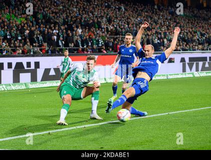 Von links nach rechts Niclas FUELLKRUG (Fullkrug) (HB), Henning MATRICIANI (GE), Action, Duelle, Fußball 1. Bundesliga, Spieltag 13., SV Werder Bremen (HB) - FC Schalke 04 (GE), am 5.. November 2022 in Bremen. #Die DFL-Vorschriften verbieten die Verwendung von Fotos als Bildsequenzen und/oder quasi-Video # Stockfoto