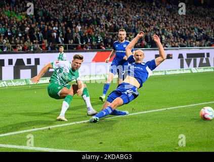 Von links nach rechts Niclas FUELLKRUG (Fullkrug) (HB), Henning MATRICIANI (GE), Action, Duelle, Fußball 1. Bundesliga, Spieltag 13., SV Werder Bremen (HB) - FC Schalke 04 (GE), am 5.. November 2022 in Bremen. #Die DFL-Vorschriften verbieten die Verwendung von Fotos als Bildsequenzen und/oder quasi-Video # Stockfoto