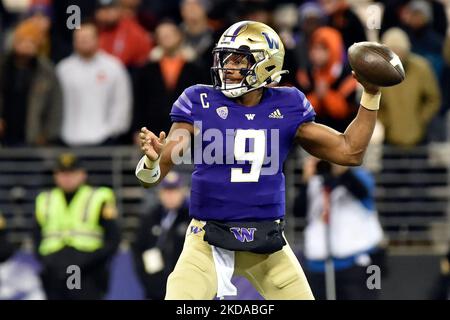 04. November 2022: Washington Huskies Quarterback Michael PeniX Jr. (9) wollte während des NCAA-Fußballspiels zwischen den Oregon State Beavers und Washington Huskies im Husky Stadium in Seattle, WA, werfen. Washington besiegte den Staat Oregon 24-21. Steve Faber/CSM Stockfoto