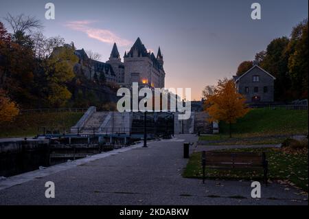 Ottawa, Ontario - 21. Oktober 2022: Blick auf den Rideau-Kanal in der Nähe des Parliament Hill vor Sonnenaufgang. Stockfoto