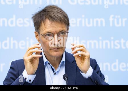 Bundesgesundheitsminister Karl Lauterbach spricht bei der Vorstellung der Impfstrategie der Bundesregierung am 18. Mai 2022 im deutschen Gesundheitsministerium in Berlin zu den Medien. (Foto von Emmanuele Contini/NurPhoto) Stockfoto