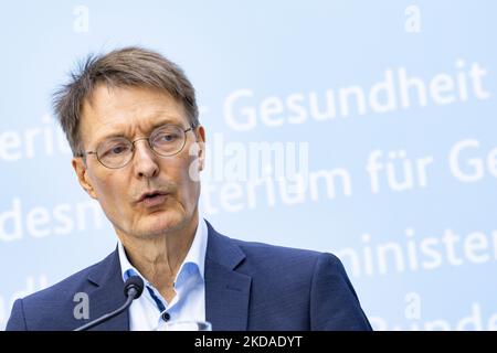 Bundesgesundheitsminister Karl Lauterbach spricht bei der Vorstellung der Impfstrategie der Bundesregierung am 18. Mai 2022 im deutschen Gesundheitsministerium in Berlin zu den Medien. (Foto von Emmanuele Contini/NurPhoto) Stockfoto