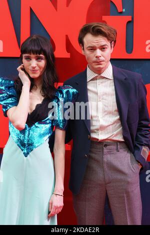 Natalia Dyer und Charlie Heaton während der Premiere der neuen Staffel von „Stranger Things“, der Serie, in der sie am 18. Mai 2022 in Madrid (Spanien) zu sehen sind. (Foto von Oscar Gonzalez/NurPhoto) Stockfoto