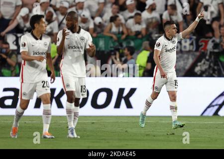 Rafael Borre (Eintracht Frankfurt) feiert das erste Tor seiner Mannschaft während des Europa League Fußballspiels UEFA Europa League 2022 Finale - Eintracht gegen Rangers am 18. Mai 2022 im Estadio Ramon Sanchez-Pizjuan in Sevilla, Spanien (Foto: Francesco Scaccianoce/LiveMedia/NurPhoto) Stockfoto