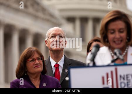 Der Kongressabgeordnete Bil Foster (D-IL) blies nach oben, während die Sprecherin des Repräsentantenhauses, Nancy Pelosi (D-CA), während einer Pressekonferenz anlässlich des 25.. Jahrestages der Koalition der Neuen Demokraten spricht. Die 98 Mitglieder der New Democrats sind Zentristen und pro-Business. (Foto von Allison Bailey/NurPhoto) Stockfoto