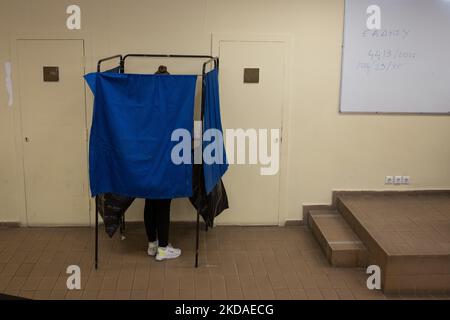 Die Studenten gingen am 18. Mai 2022 während der Studentenwahlen in Athen, Griechenland, zur Wahl an die Hochschule für Recht und Rechte in Athen. (Foto von Nikolas Kokovlis/NurPhoto) Stockfoto