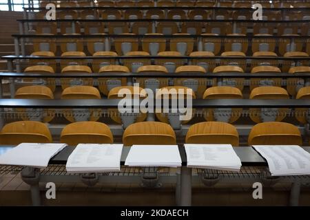 Die Studenten gingen am 18. Mai 2022 während der Studentenwahlen in Athen, Griechenland, zur Wahl an die Hochschule für Recht und Rechte in Athen. (Foto von Nikolas Kokovlis/NurPhoto) Stockfoto