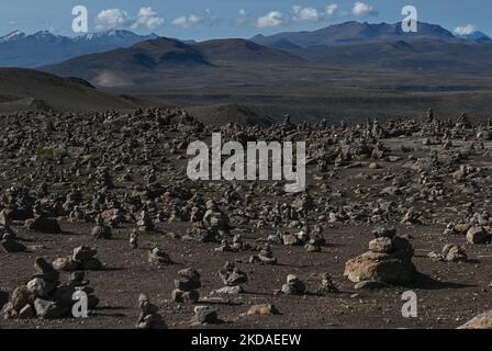 Die Apachetas, die kleinen Steinhaufen als Opfergaben vom Mirador de los Andes aus gesehen, entlang der Straße von Arequipa zum Colca Canyon. Am Samstag, den 9. April 2022, in Chivay, Provinz Caylloma, Department of Arequipa, Peru. (Foto von Artur Widak/NurPhoto) Stockfoto