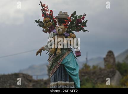 Eine Statue einer Frau in traditioneller Kleidung, die auf dem platz im Stadtpark von Maca zu sehen ist. Am Samstag, den 9. April 2022, in Maca, Provinz Caylloma, Department of Arequipa, Peru. (Foto von Artur Widak/NurPhoto) Stockfoto