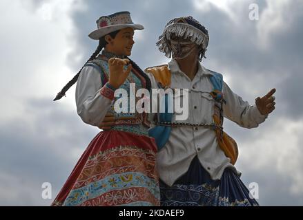 Statuen traditioneller Tänzer auf dem platz im Stadtpark von Maca. Am Samstag, den 9. April 2022, in Maca, Provinz Caylloma, Department of Arequipa, Peru. (Foto von Artur Widak/NurPhoto) Stockfoto