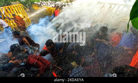 Studenten der Universität Sri Lankas treffen in der Nähe des offiziellen Wohnsitzes des Präsidenten Gotabaya Rajapaksa, Colombo, Sri Lanka, auf die Polizei. 19 Mai 2022. (Foto von Tharaka Basnayaka/NurPhoto) Stockfoto