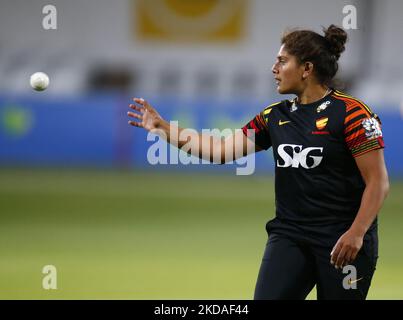 Sunrisers Naomi Dattani während des Charlotte Edwards Cup zwischen Sunrisers gegen Western Storm auf dem Cloud County Ground, Chelmsford am 18.. Mai , 2022 (Foto by Action Foto Sport/NurPhoto) Stockfoto