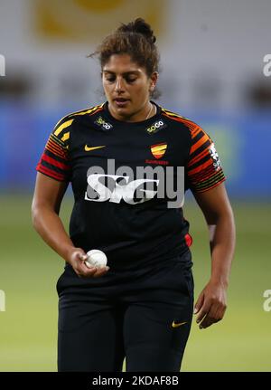 Sunrisers Naomi Dattani während des Charlotte Edwards Cup zwischen Sunrisers gegen Western Storm auf dem Cloud County Ground, Chelmsford am 18.. Mai , 2022 (Foto by Action Foto Sport/NurPhoto) Stockfoto