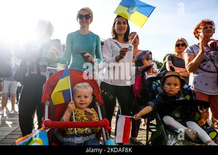 Die Ukrainer feiern am 19.. Mai 2022 in Krakau, Polen, den Wyschywanka-Tag. Dieser ukrainische Nationalfeiertag, der jedes Jahr am dritten Donnerstag im Mai gefeiert wird, hat zum Ziel, die ursprünglichen Volkstraditionen des Erschaffens und Tragens ethnischer bestickter Kleidung zu bewahren. Die diesjährige Feier des Wyschywanka-Tages ist besonders wichtig, da Russland die Kultur und Geschichte der Ukraine sowie ihr Territorium und ihre Bevölkerung anpruekt. (Foto von Beata Zawrzel/NurPhoto) Stockfoto